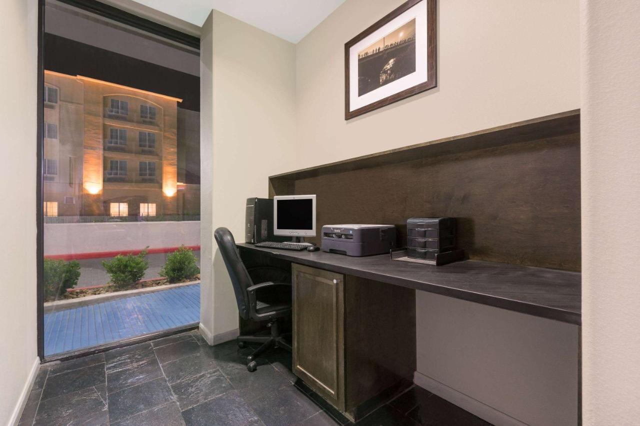 Baymont By Wyndham Columbus Hotel Exterior foto